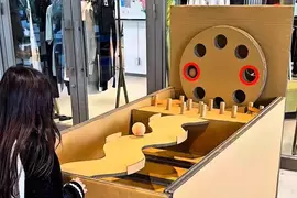 手工大神搭起來的厚紙板彈珠台 歷經16個小時完成的作品深受孩子們的喜愛