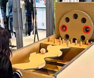 手工大神搭起來的厚紙板彈珠台 歷經16個小時完成的作品深受孩子們的喜愛