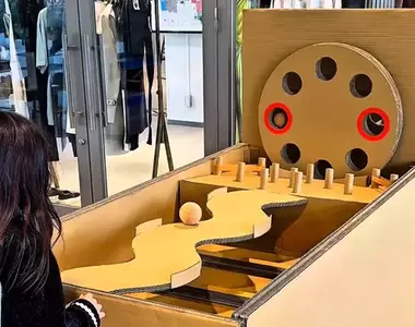 手工大神搭起來的厚紙板彈珠台 歷經16個小時完成的作品深受孩子們的喜愛