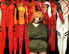 Cosplay玩家「neo.omochi」重現《新世紀福音戰士》EVA駕駛員所穿的插入栓服，宛如從動畫中走出來的真實質感，吸引許多網友紛紛按讚