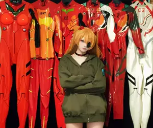 Cosplay玩家「neo.omochi」重現《新世紀福音戰士》EVA駕駛員所穿的插入栓服，宛如從動畫中走出來的真實質感，吸引許多網友紛紛按讚