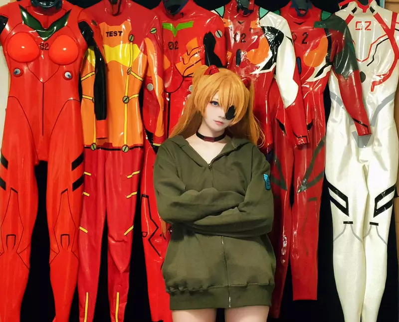 Cosplay玩家「neo.omochi」重現《新世紀福音戰士》EVA駕駛員所穿的插入栓服，宛如從動畫中走出來的真實質感，吸引許多網友紛紛按讚