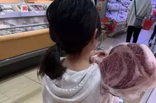 VTuber傻眼《女兒抱著戰斧牛排不放》只好買回家實現她的願望了
