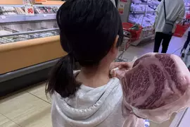 VTuber傻眼《女兒抱著戰斧牛排不放》只好買回家實現她的願望了