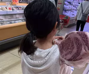 VTuber傻眼《女兒抱著戰斧牛排不放》只好買回家實現她的願望了