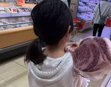 VTuber傻眼《女兒抱著戰斧牛排不放》只好買回家實現她的願望了
