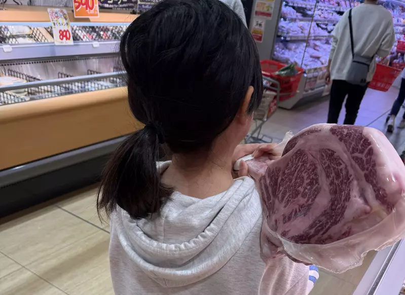 VTuber傻眼《女兒抱著戰斧牛排不放》只好買回家實現她的願望了