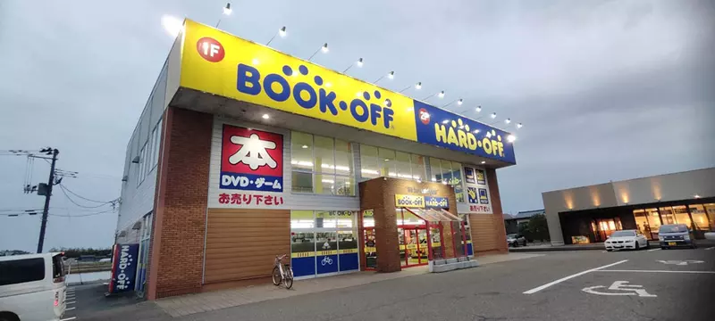 網友發現日本海德沃福《Hard Off》二手店內有多款盒裝懷舊遊戲主機，數量很驚人而且價錢小貴...