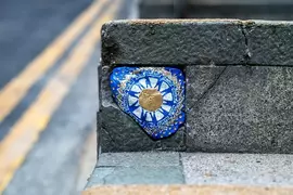 街頭藝術家的壁畫藝術，將不起眼的碎片裝飾成街道上漂亮的風景