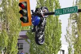 加拿大奇妙的車禍事故《摩托車掛紅綠燈》上面，民眾看見表示:從沒見過這種景象，就像在看電影一樣