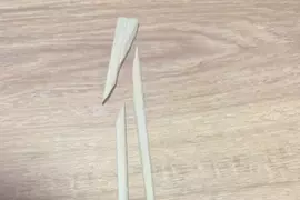 網友分享《掰開免洗筷的終極苦衷》沒辦法好好掰開就算了，斷成三截是哪招？