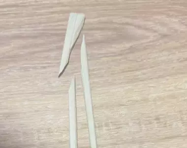 網友分享《掰開免洗筷的終極苦衷》沒辦法好好掰開就算了，斷成三截是哪招？