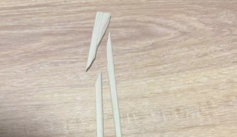 網友分享《掰開免洗筷的終極苦衷》沒辦法好好掰開就算了，斷成三截是哪招？