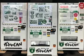 高速公路休息站發現的《高速公路標誌販賣機》各種標誌跟路牌做成貼紙或鑰匙圈販售中