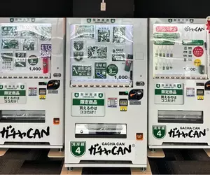 高速公路休息站發現的《高速公路標誌販賣機》各種標誌跟路牌做成貼紙或鑰匙圈販售中