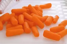 美國常見的迷你紅蘿蔔《Baby carrot》竟然是從整根紅蘿蔔切削出來的
