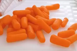 美國常見的迷你紅蘿蔔《Baby carrot》竟然是從整根紅蘿蔔切削出來的