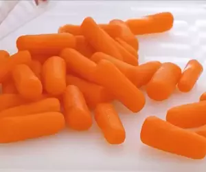 美國常見的迷你紅蘿蔔《Baby carrot》竟然是從整根紅蘿蔔切削出來的