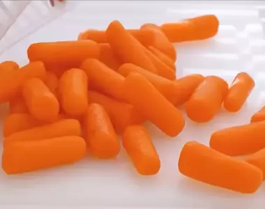 美國常見的迷你紅蘿蔔《Baby carrot》竟然是從整根紅蘿蔔切削出來的