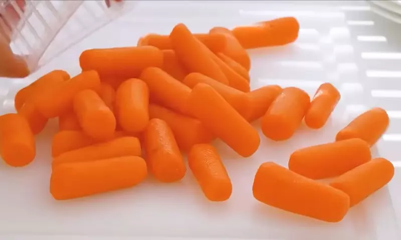 美國常見的迷你紅蘿蔔《Baby carrot》竟然是從整根紅蘿蔔切削出來的