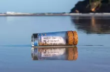 原來在海邊真的撿得到《瓶中信》打開一看留著一段親切的訊息超浪漫