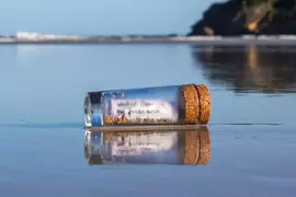 原來在海邊真的撿得到《瓶中信》打開一看留著一段親切的訊息超浪漫