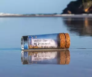 原來在海邊真的撿得到《瓶中信》打開一看留著一段親切的訊息超浪漫