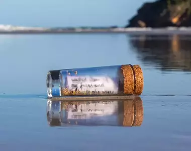 原來在海邊真的撿得到《瓶中信》打開一看留著一段親切的訊息超浪漫