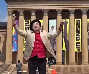 《漫畫家島本和彥》去美國參加畢典順便聖地巡禮 親自重現洛基劇中特訓片段