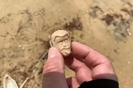 他在海邊一直撿到《魯邦三世的頭》竟然是半世紀前的轉蛋玩具