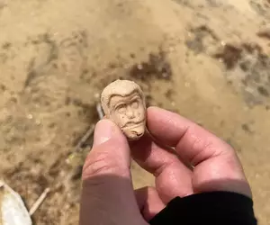 他在海邊一直撿到《魯邦三世的頭》竟然是半世紀前的轉蛋玩具