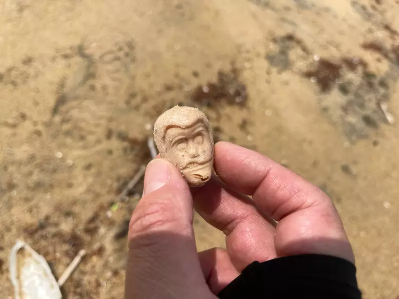 他在海邊一直撿到《魯邦三世的頭》竟然是半世紀前的轉蛋玩具