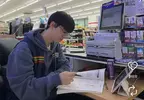 日本網友羨慕《韓國工讀生可以做自己的事》反觀日本沒客人也只能站著發呆？