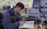 日本網友羨慕《韓國工讀生可以做自己的事》反觀日本沒客人也只能站著發呆？