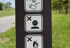 日本網友在公園見到《神秘象形圖示》意思是這裡不能擺臭臉嗎？