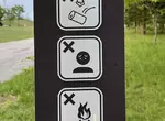 日本網友在公園見到《神秘象形圖示》意思是這裡不能擺臭臉嗎？