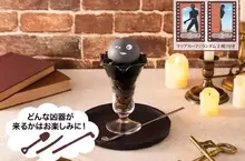紀念劇場版《名偵探柯南：高速公路的墮天使》上映而開設的期間限定咖啡廳，推出趣味料理「犯人就在那裡！？百匯」一棒子下去就能享受巧克力與莓果的風味