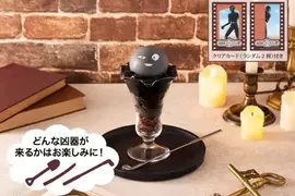 紀念劇場版《名偵探柯南：高速公路的墮天使》上映而開設的期間限定咖啡廳，推出趣味料理「犯人就在那裡！？百匯」一棒子下去就能享受巧克力與莓果的風味