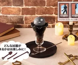 紀念劇場版《名偵探柯南：高速公路的墮天使》上映而開設的期間限定咖啡廳，推出趣味料理「犯人就在那裡！？百匯」一棒子下去就能享受巧克力與莓果的風味