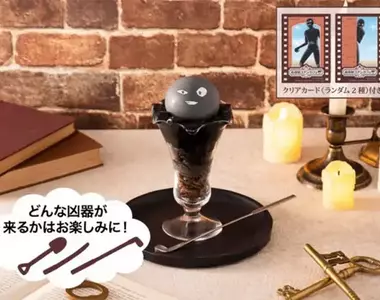 紀念劇場版《名偵探柯南：高速公路的墮天使》上映而開設的期間限定咖啡廳，推出趣味料理「犯人就在那裡！？百匯」一棒子下去就能享受巧克力與莓果的風味
