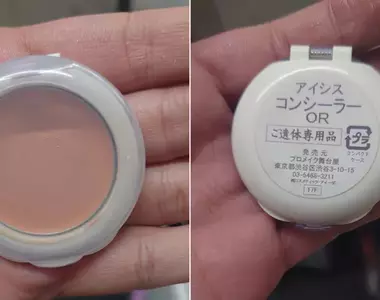 網友分享《公司後輩使用的遮瑕膏》效果不錯但翻過來一看是遺體專用商品！？