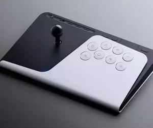 PlayStation新裝備《FlexStrike無線格鬥搖桿》以及附DualSense充電掛鉤的27吋遊戲螢幕將於8月推出