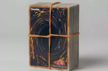 《卡牌遊戲玩家的回憶》以前都是裸卡綁一綁橡皮筋 誰還在用什麼卡套或卡盒？