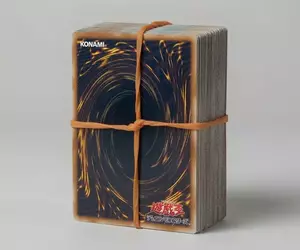 《卡牌遊戲玩家的回憶》以前都是裸卡綁一綁橡皮筋 誰還在用什麼卡套或卡盒？