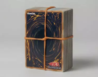《卡牌遊戲玩家的回憶》以前都是裸卡綁一綁橡皮筋 誰還在用什麼卡套或卡盒？