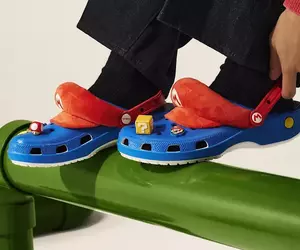 強強聯手《超級瑪利歐xCrocs》推出以「瑪莉歐」、「碧姬公主」、「耀西」、「庫巴」為主題的個性鞋款