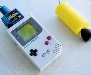 被認為是ＡＩ生成的《Game Boy口袋聲納》這種奇葩配件真的存在