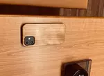 吃藏壽司的時候把裝了木質手機殼的手機放在桌上 想不到竟然完全與桌面融為一體！？
