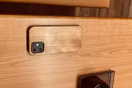 吃藏壽司的時候把裝了木質手機殼的手機放在桌上 想不到竟然完全與桌面融為一體！？