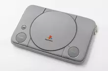 寶島社推出《PlayStation造型收納包》像是平板或是筆記型電腦都可以塞進去